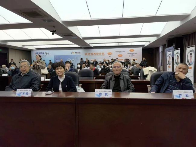 女朋友含着跳跳糖给我口