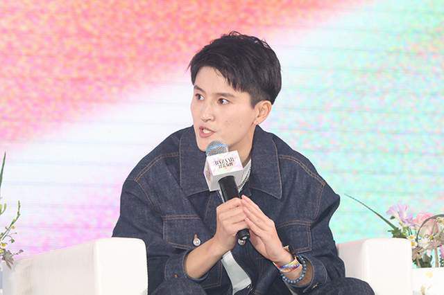 美女被扒掉胸揉大乳挤奶